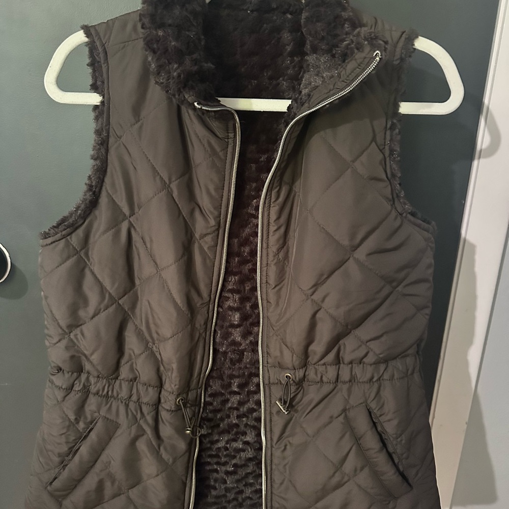 Stylish Brown Quilted Vest with Faux Fur Trim